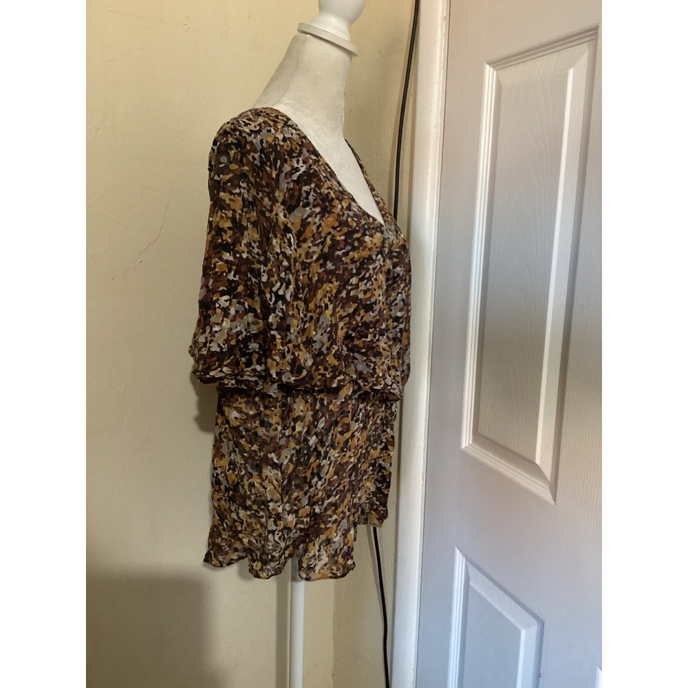 BCBGMAXAZRIA 100% Silk Abstract Print V Neck Flutter Sleeve Sheer Blouse Top M - Picture 2 of 8